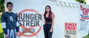 Lina Eichler (l) und Mephisto standen am vergangenen Dienstag vor einem Camp in der Nähe des Reichstagsgebäudes. Beide befanden sich da seit 16 Tagen im Hungerstreik für den Klimaschutz. Sie wollen mit der Aktion ein Treffen mit den drei Kanzlerkandidaten erreichen.