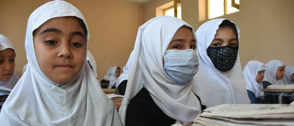Afghanische Mädchen besuchen den Unterricht in einer Schule in Masar-i-Scharif.