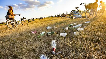Müll und Flaschen am Tempelhofer Feld in Berlin.