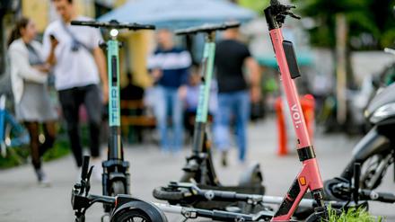 E-Scooter sind auf einem Bürgersteig im Hamburger Schanzenviertel abgestellt.