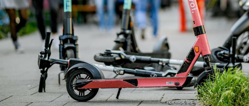 E-Scooter sind auf einem Bürgersteig im Hamburger Schanzenviertel abgestellt.