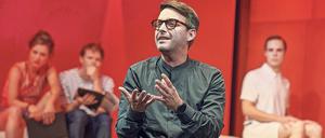 Typ professoraler Blender: Falk (Arne Lenk, vorn) hat die Japan-Reise finanziert, nun will er auch den Ton im „Imperium des Schönen“ angeben.