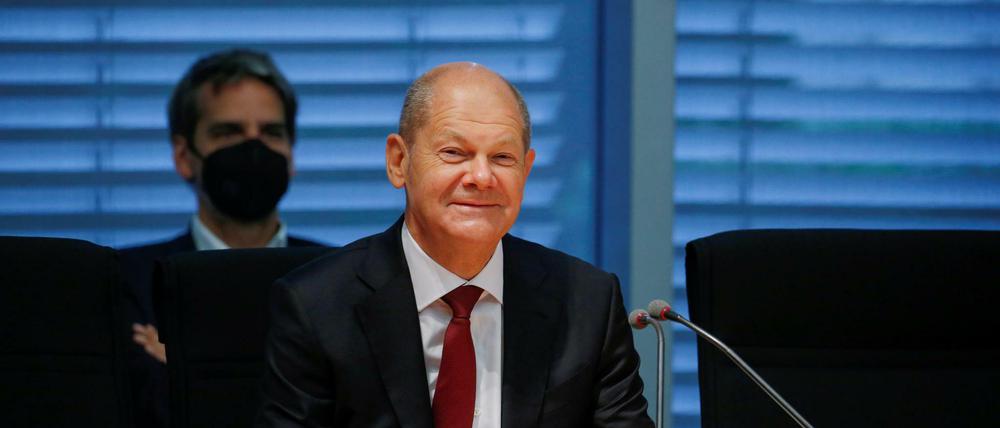 Vergnügt: Olaf Scholz am Montag vor dem Finanzausschuss des Bundestags.