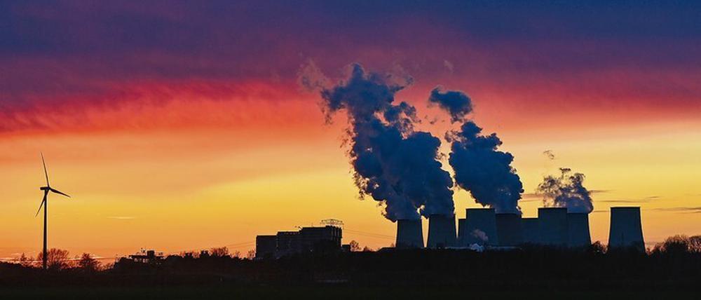 Windkraft statt Kohle. Deutschland steigt aus der Braunkohle, hier das Braunkohlekraftwerk Jänschwalde, aus.