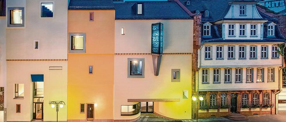 Gebändigter Solitär. Die dreiteilige Fassade des Neubaus am Goethe-Haus fügt das Ensemble wieder ins Straßenbild ein.