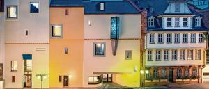 Gebändigter Solitär. Die dreiteilige Fassade des Neubaus am Goethe-Haus fügt das Ensemble wieder ins Straßenbild ein.