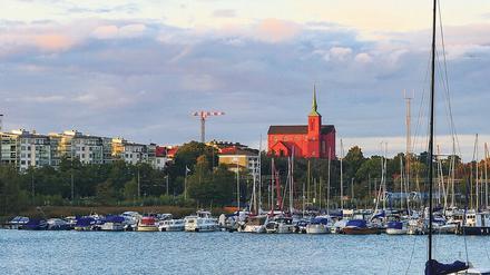 Nynäshamn. Die rote Kirche ist die auffälligste Sehenswürdigkeit der Stadt. Viele Kreuzfahrttouristen starten von hier ins nahe Stockholm. 