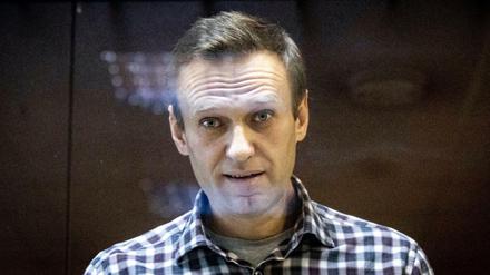 Alexej Nawalny, Oppositionsführer aus Russland, steht hinter einer Scheibe im Moskauer Bezirksgericht.