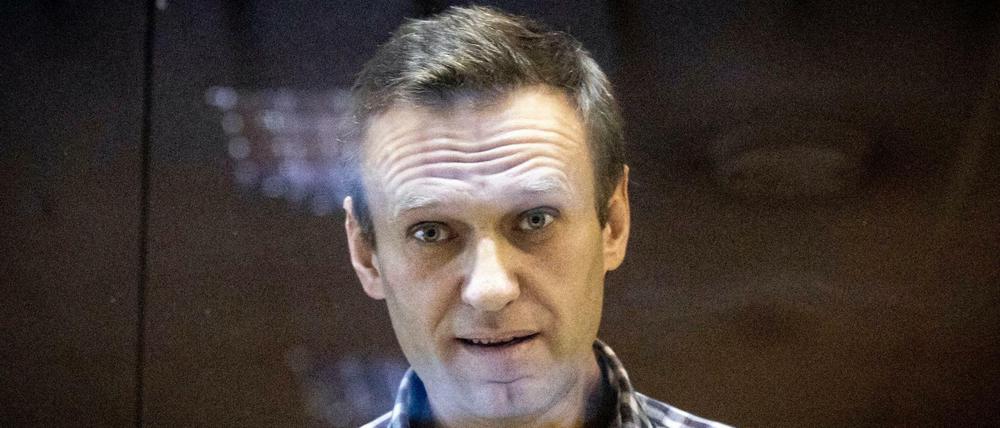 Alexej Nawalny, Oppositionsführer aus Russland, steht hinter einer Scheibe im Moskauer Bezirksgericht.