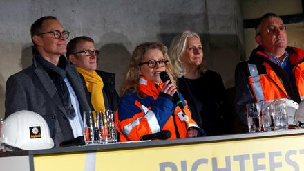 BVG-Managerin Ute Bonde (mit Mikrofon) beim Richtfest am Bahnhof Museumsinsel. Links neben ihr Michael Müller, rechts Regine Günther.