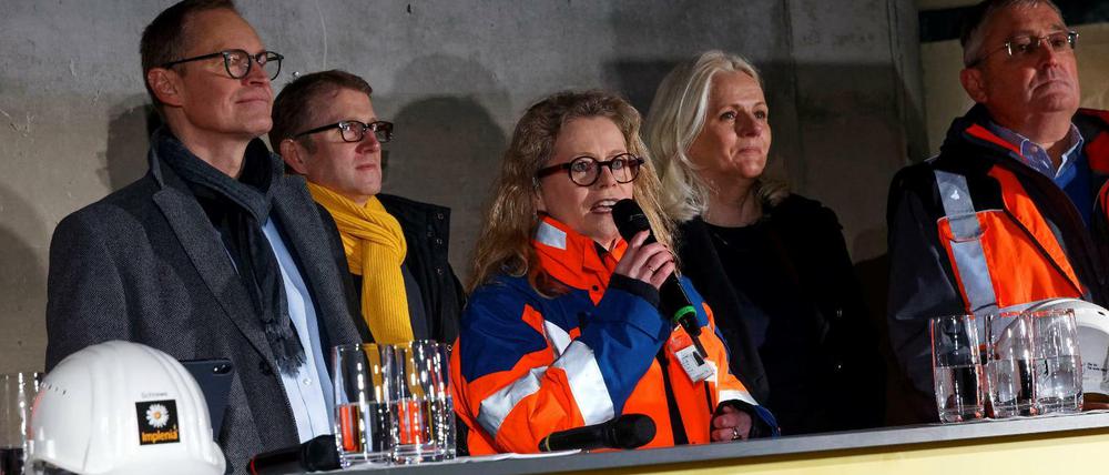 BVG-Managerin Ute Bonde (mit Mikrofon) beim Richtfest am Bahnhof Museumsinsel. Links neben ihr Michael Müller, rechts Regine Günther.