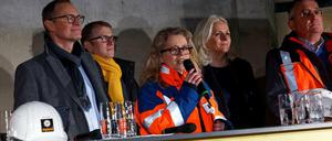 BVG-Managerin Ute Bonde (mit Mikrofon) beim Richtfest am Bahnhof Museumsinsel. Links neben ihr Michael Müller, rechts Regine Günther.