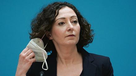 Senatorin Ramona Pop (Grüne) führt als Senatorin für Berlins Landesbetriebe auch den BVG-Aufsichtsrat. Sie holte vor einem Jahr Eva Kreienkamp als Vorstandchefin zur BVG. Beide wollten, dass Abteilungsleiterin Ute Bonde ihre Arbeit ruhen lässt, weil sie CDU-Spitzenkandidat Kai Wegner unterstützt., A. Riedl/dpa, B. Pedersen/dpa, privat