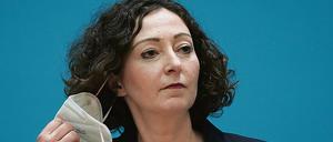 Senatorin Ramona Pop (Grüne) führt als Senatorin für Berlins Landesbetriebe auch den BVG-Aufsichtsrat. Sie holte vor einem Jahr Eva Kreienkamp als Vorstandchefin zur BVG. Beide wollten, dass Abteilungsleiterin Ute Bonde ihre Arbeit ruhen lässt, weil sie CDU-Spitzenkandidat Kai Wegner unterstützt., A. Riedl/dpa, B. Pedersen/dpa, privat