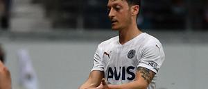 Mesut Özil musste bei dem Spiel in Frankfurt Pfiffe und Becherwürfe über sich ergehen lassen.