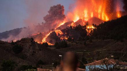 Lava läuft aus dem Vulkan Cumbre Vieja auf der kanarischen Insel La Palma. 