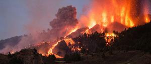 Lava läuft aus dem Vulkan Cumbre Vieja auf der kanarischen Insel La Palma. 