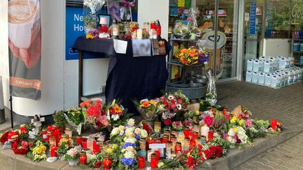 Blumen und Kerzen sind vor einer Tankstelle aufgestellt wo ein Angestellter am Samstagabend von einem mit einer Pistole bewaffneten Mann erschossen worden.