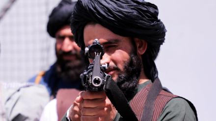 Die Taliban sind dank vieler Waffen, die die USA und andere zurückgelassen haben, besser ausgerüstet denn je.