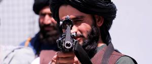 Die Taliban sind dank vieler Waffen, die die USA und andere zurückgelassen haben, besser ausgerüstet denn je.