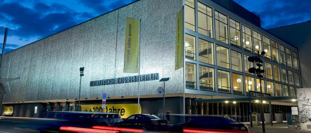 Eine Waschbetonwand schottet die Deutsche Oper zur Straße hin ab. 