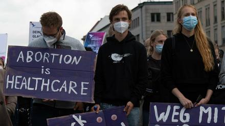 Teilnehmer und Teilnehmerinnen an der Gegendemonstration zum "Marsch für das Leben" stehen mit Plakaten auf dem Pariser Platz.