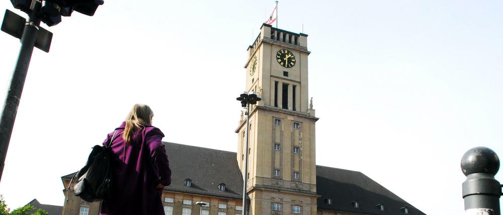 Passantin am Rathaus Schöneberg.