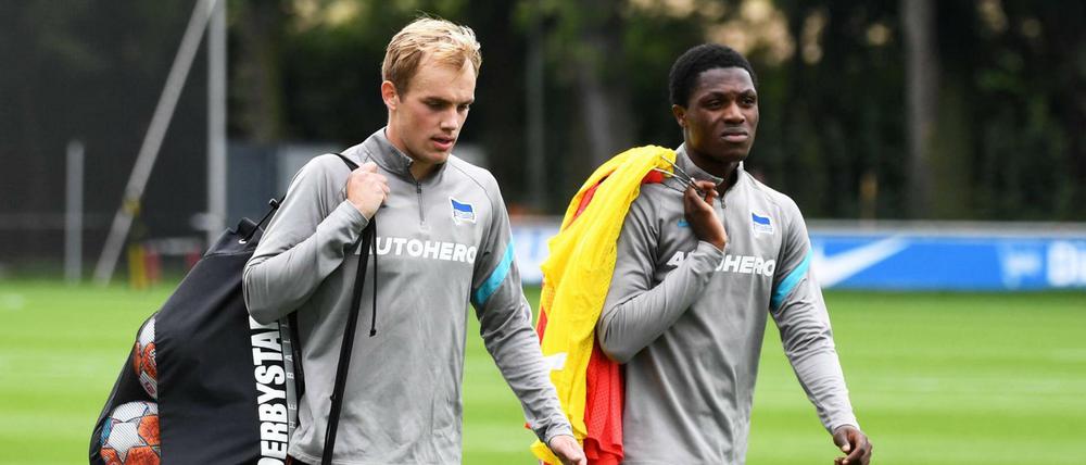 Hilfe von unten. Weil die Personalnot in der Innenverteidigung von Hertha BSC groß ist, helfen Cimo Röcker (l.) und Christalino Atemona aus der U 23 bei den Profis aus.