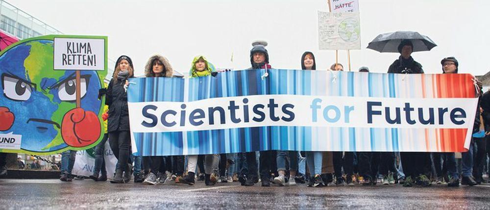 Scientists for Future. Die Naturwissenschaften sollten heute nicht mehr bloß apolitische Beschreibungen über die Wirklichkeit liefern, sondern politisch intervenieren, sagt Eva Horn.