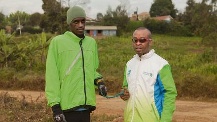 Mit dem Stock über Stein. Henry Wanyoike (rechts) und sein Guide Paul Wanyoike erfüllen sich mit dem Start in Berlin einen Traum. 