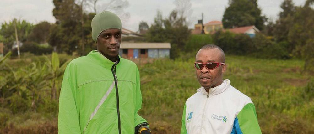 Mit dem Stock über Stein. Henry Wanyoike (rechts) und sein Guide Paul Wanyoike erfüllen sich mit dem Start in Berlin einen Traum.