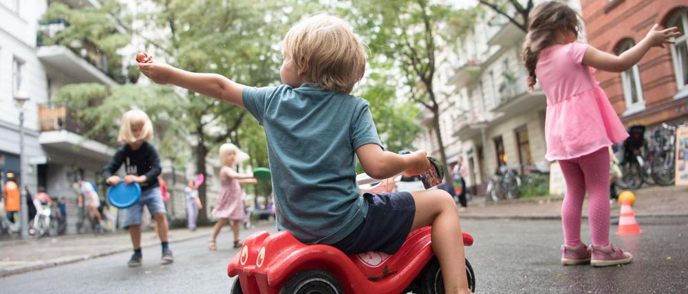 Nur muskelbetriebene Autos sind am 22. September auf einigen Berliner Nebenstraßen erlaubt. Halteverbote sollen Platz zum Spielen schaffen.