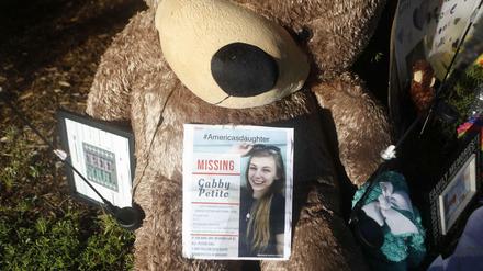 Teddy mit einem Suchaufruf nach Gabby Petito in North Port (Florida)