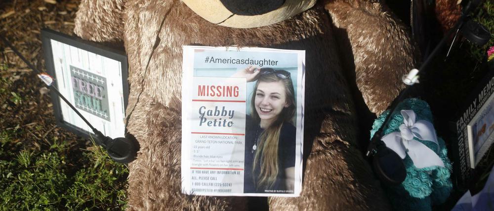 Teddy mit einem Suchaufruf nach Gabby Petito in North Port (Florida)
