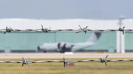 Ein Blick durch Stacheldraht am Fliegerhorst Wunstorf der Luftwaffe in der Region Hannover.