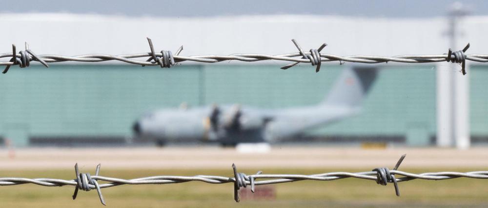 Ein Blick durch Stacheldraht am Fliegerhorst Wunstorf der Luftwaffe in der Region Hannover.