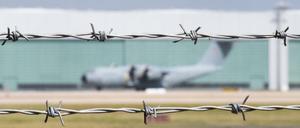Ein Blick durch Stacheldraht am Fliegerhorst Wunstorf der Luftwaffe in der Region Hannover.