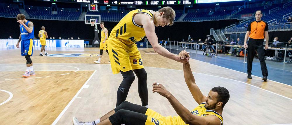 Am Boden. Johannes Thiemann (unten) hat sich vor wenigen Tagen am Sprunggelenk verletzt, sein Center-Kollege Ben Lammers kämpft sich nach einer Muskelverletzung wieder heran. 