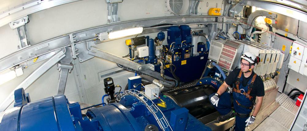 Ein Servicemonteur im Inneren einer Vestas-Windanlage.