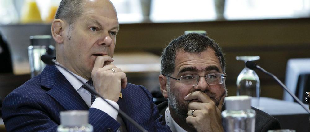 Finanzminister Olaf Scholz (l.) mit seinem Staatssekretär Wolfgang Schmidt, der Beschluss-Auszüge bei Twitter teilte.
