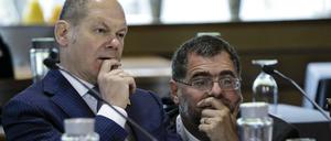 Finanzminister Olaf Scholz (l.) mit seinem Staatssekretär Wolfgang Schmidt, der Beschluss-Auszüge bei Twitter teilte.