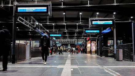 Am S-Bahnhof Ostkreuz ist am Wochenende die Bundespolizei auf der Suche nach "gefährlichen Gegenständen" unterwegs.