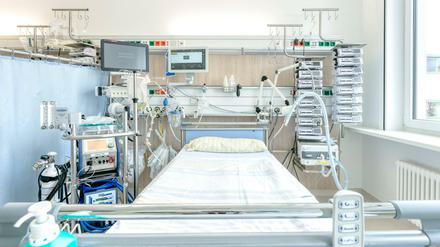 Leer und trotzdem bezahlt. Die Krankenkassen wollen, dass der Bund auch das Vorhalten von Leistungen in Kliniken finanziert.