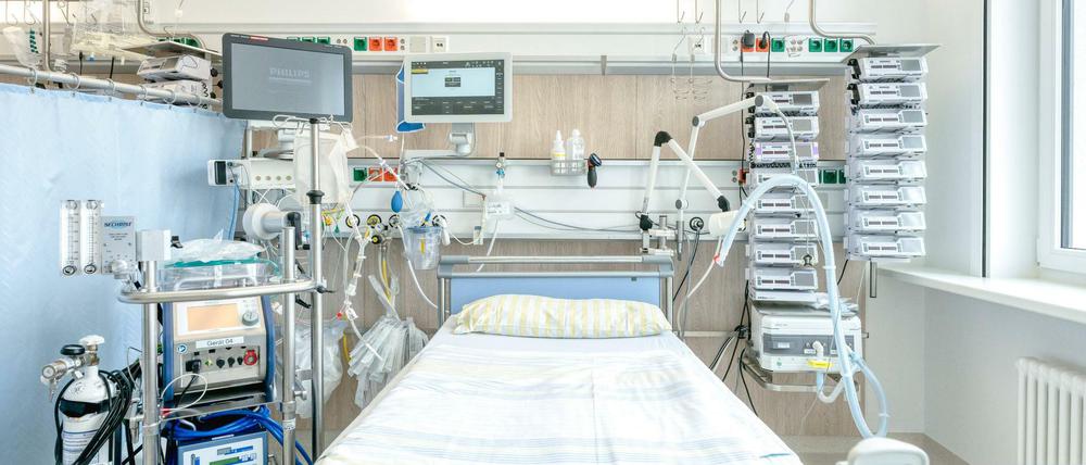 Leer und trotzdem bezahlt. Die Krankenkassen wollen, dass der Bund auch das Vorhalten von Leistungen in Kliniken finanziert.