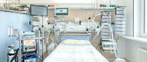 Leer und trotzdem bezahlt. Die Krankenkassen wollen, dass der Bund auch das Vorhalten von Leistungen in Kliniken finanziert.