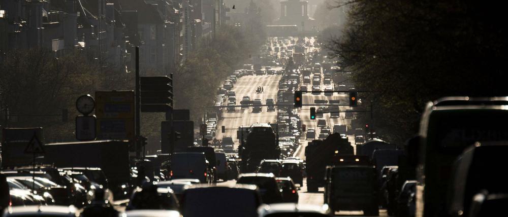 Dicke Luft im dicken B: Die Berliner Bismarckstraße ist im morgendlichen Berufsverkehr hoch ausgelastet.