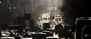 Dicke Luft im dicken B: Die Berliner Bismarckstraße ist im morgendlichen Berufsverkehr hoch ausgelastet.