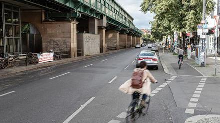 Wo heute Autos auf der Schönhauser Allee stehen, sollen künftig Fahrräder rollen.