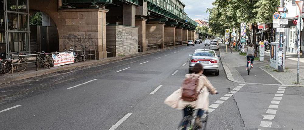 Wo heute Autos auf der Schönhauser Allee stehen, sollen künftig Fahrräder rollen.
