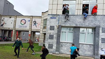 Russland, Perm: Studenten springen während einer Schießerei aus dem Fenster einer Universität.